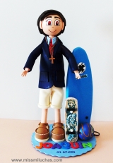 Joaquín con su traje de Primera Comunión, y lo que más le gusta, el skate, el surf y el baloncesto.